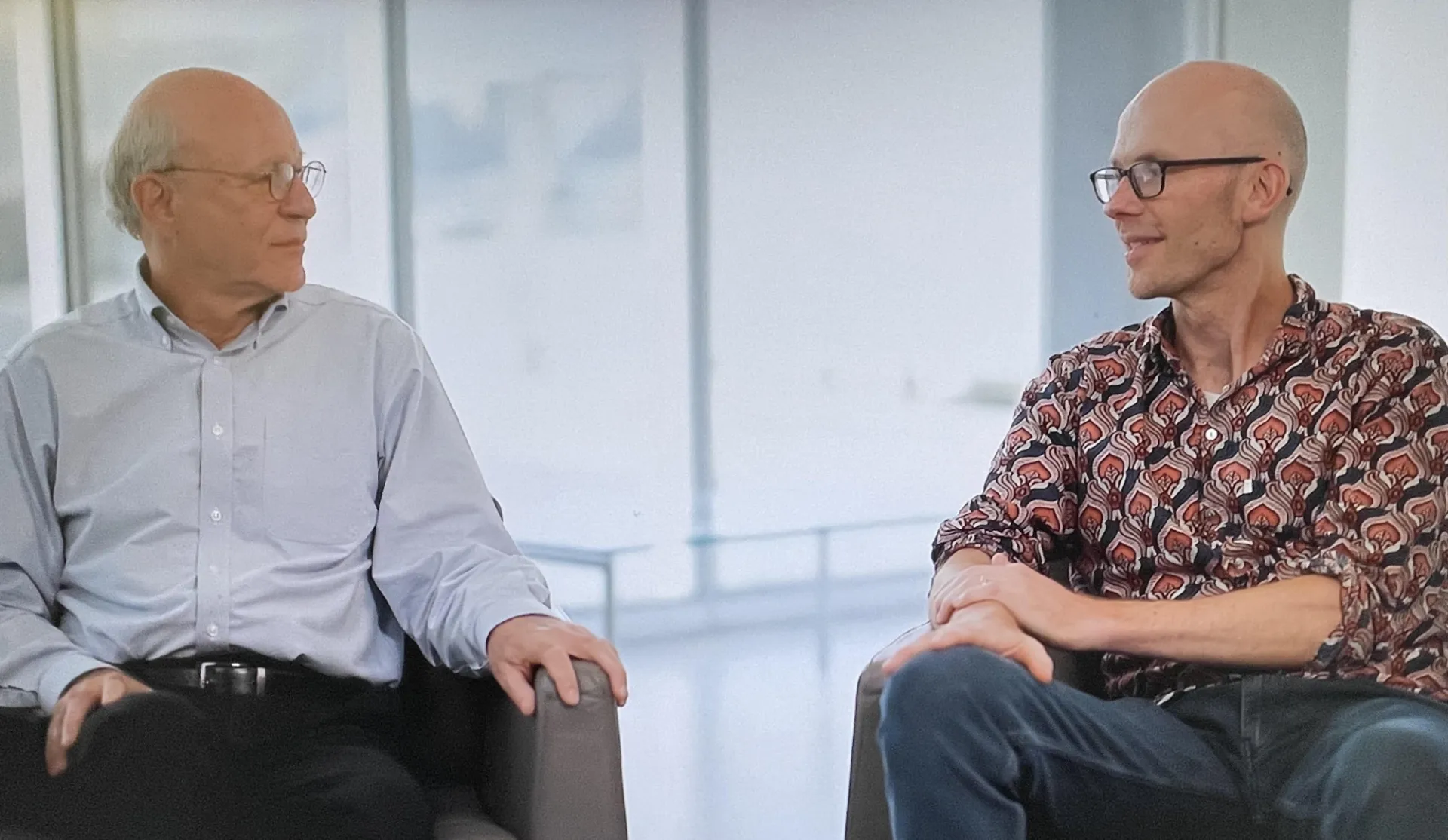 Dr. Larry Abbott, Co-director, Columbia's Kavli Institute for Brain Science, talks with experimentalist and Kavli Member Dr. Nate Sawtell