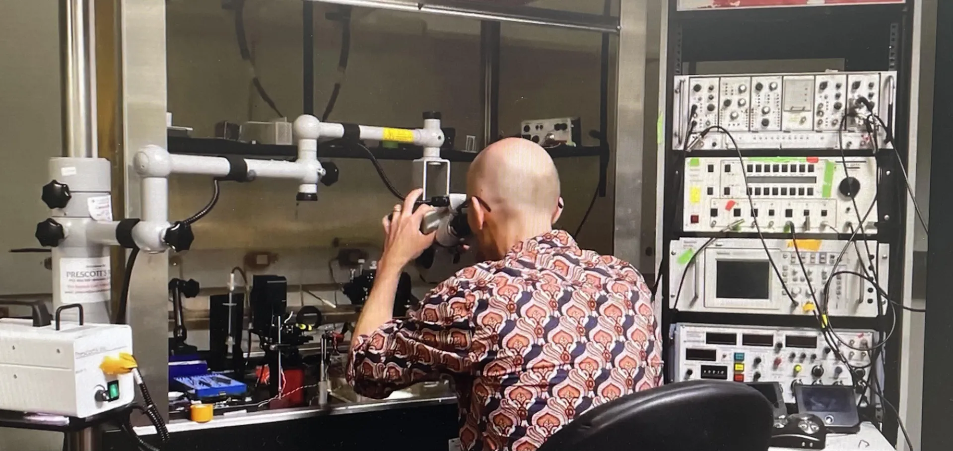  Kavli Member Dr. Nate Sawtell in his lab